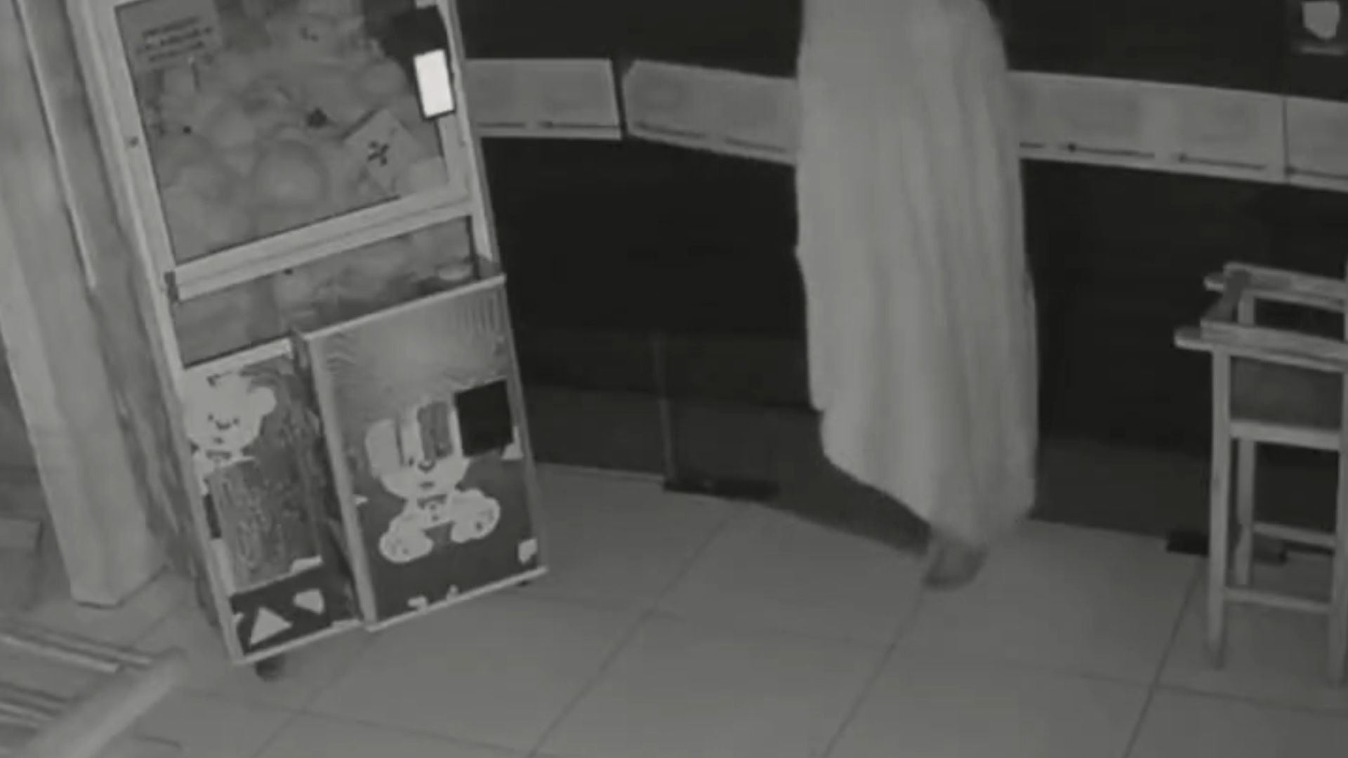'Ladrão fantasma': vídeo flagra invasor coberto por lençol em loja de açaí