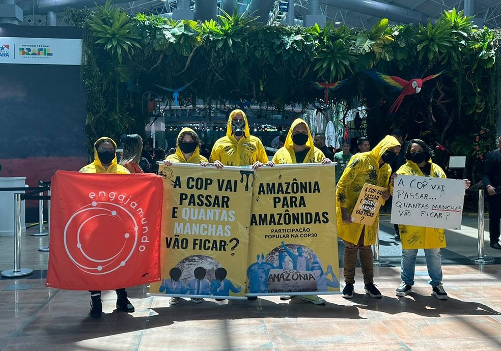 Protesto da organização engajamundo antes da Cúpula da Amazônia — Foto: Paloma Rodrigues/g1