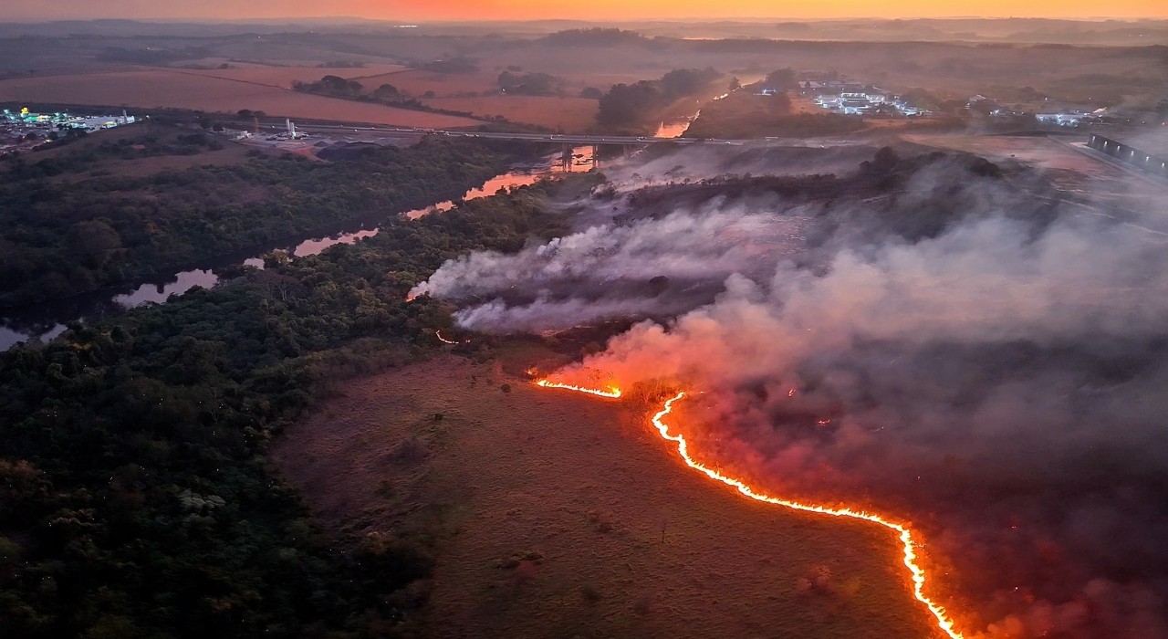 Fogo em mata próxima ao Rio Tietê mobiliza bombeiros e Defesa Civil em Salto; drone registra avanço das chamas