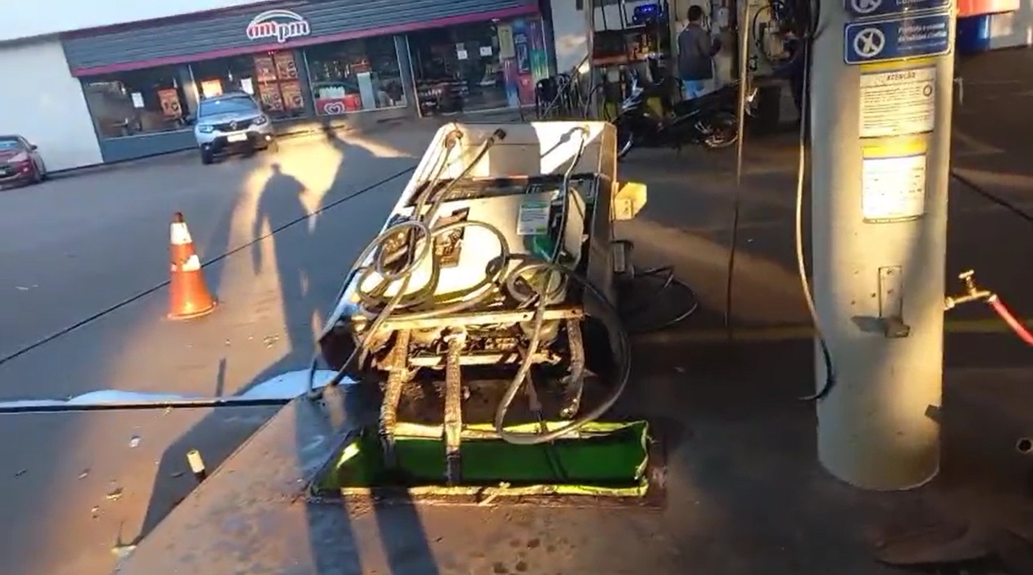 VÍDEO: motorista invade posto, derruba bomba de combustíveis e foge em Ribeirão Preto