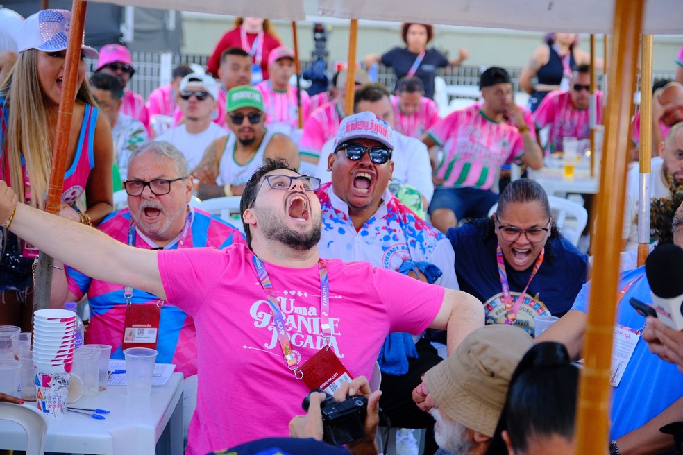 Comemoração entre integrantes da campeã Rosas de Ouro — Foto: Luiz Franco/g1