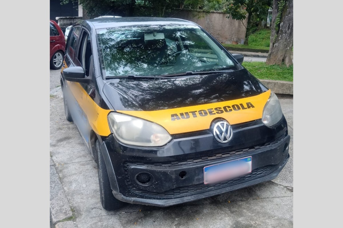 Carro de autoescola com restrição judicial é apreendido em Petrópolis