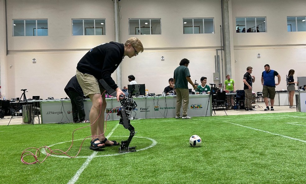 Participante testa robô para jogo de futebol na RoboCup em Salvador — Foto: Mateus Xavier