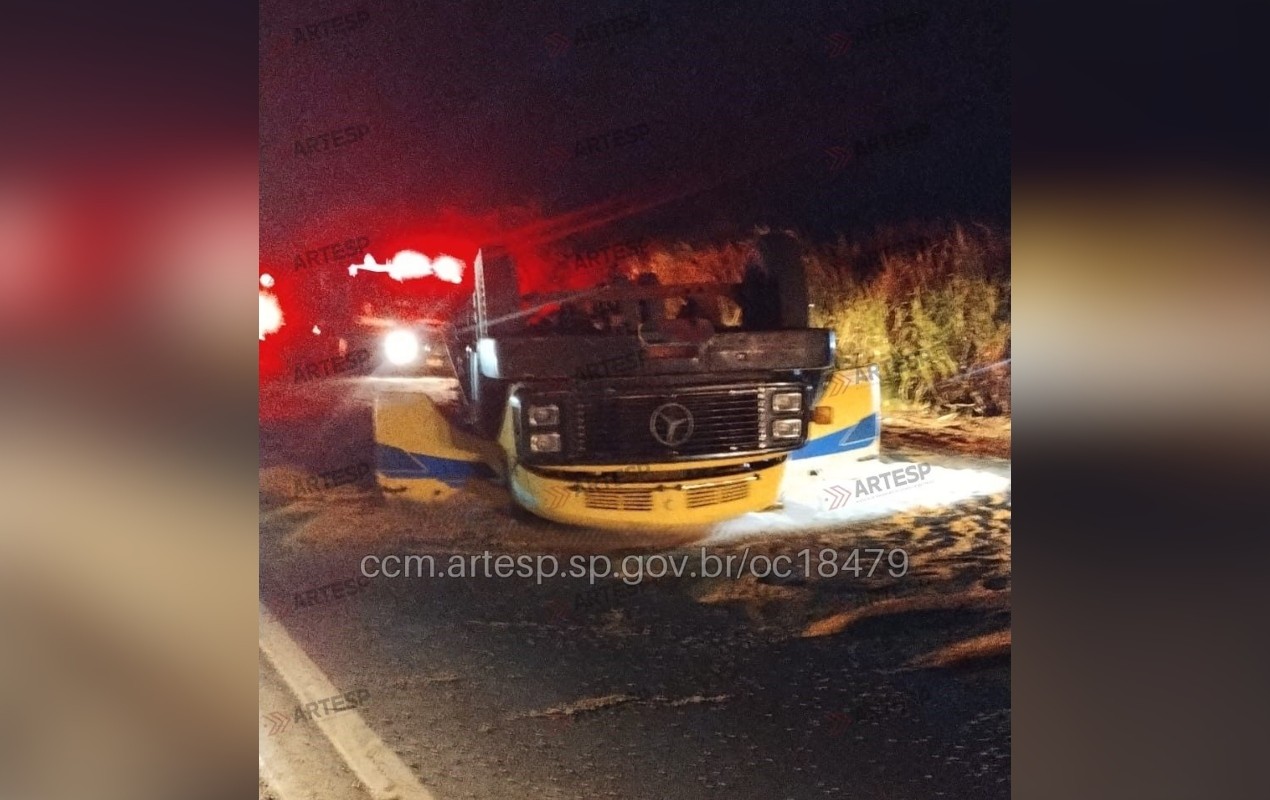 Motorista de caminhão morre após desviar de pedestre e capotar veículo na SP-255 em Taquarituba