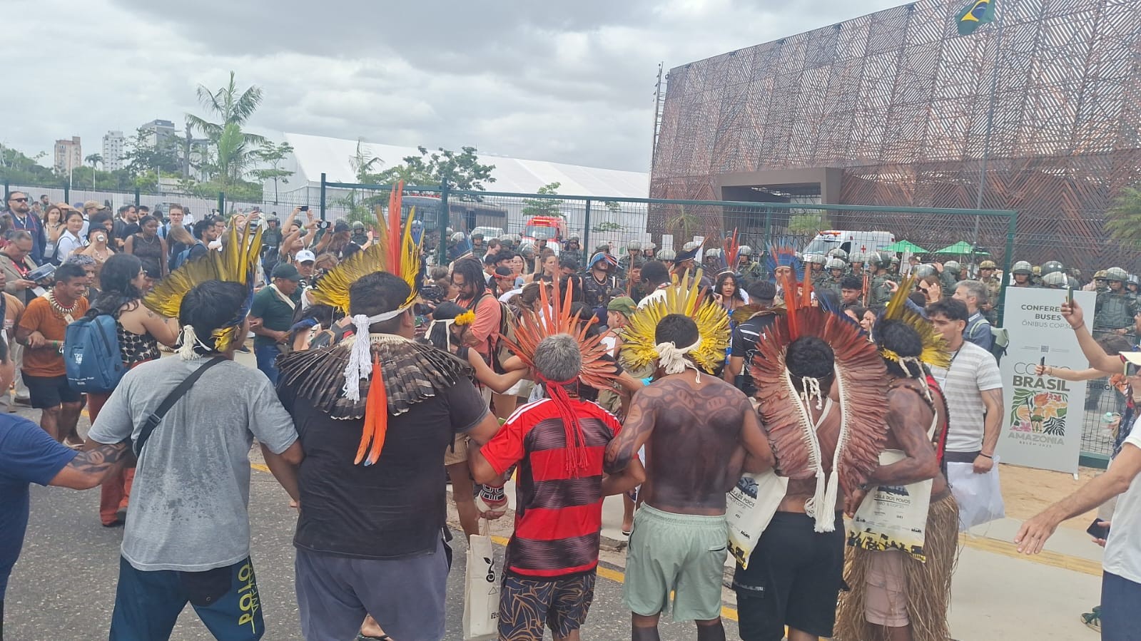 Indígenas Munduruku bloqueiam entrada da Blue Zone em protesto durante a COP 30