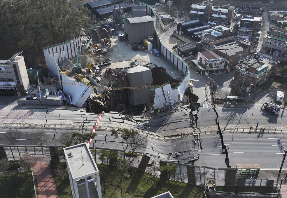 Desabamento de obra do metrô na Coreia do Sul — Foto: Associated Press
