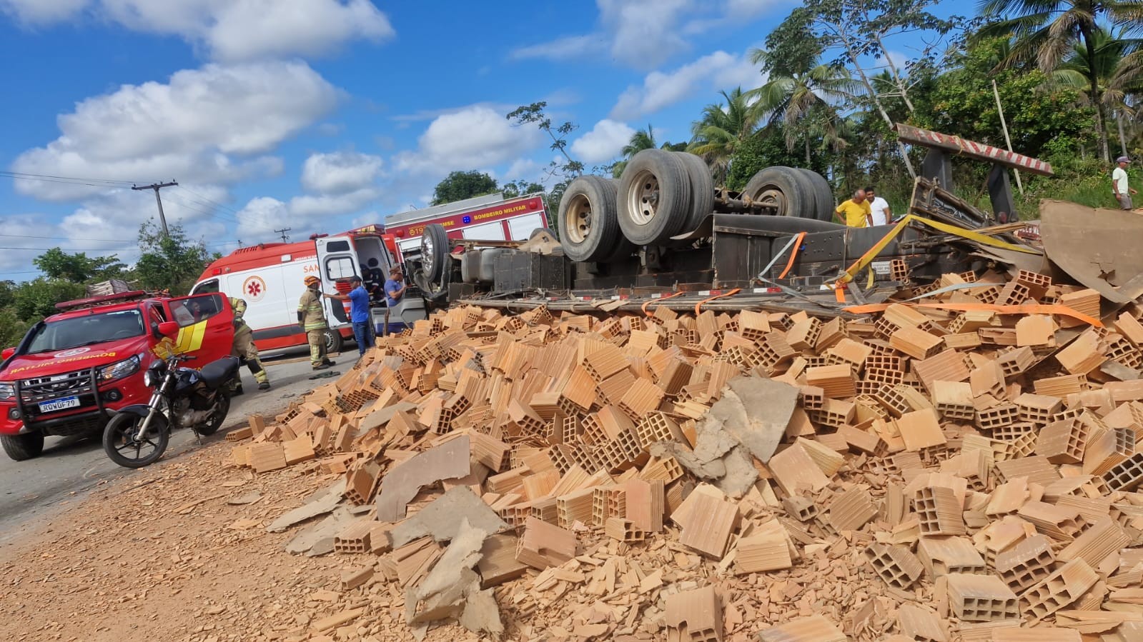 Motorista fica preso às ferragens após caminhão com tijolos capotar em Indiaroba