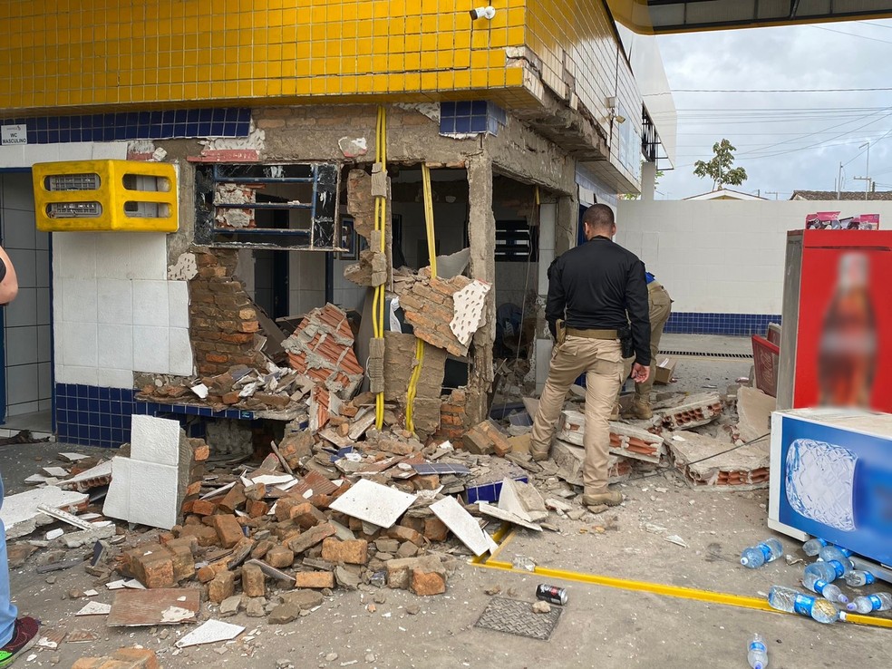 Explosão do cofre destruiu estrutura da parte administrativa do posto de combustíveis, em Remígio, PB — Foto: Artur Lira/TV Paraíba