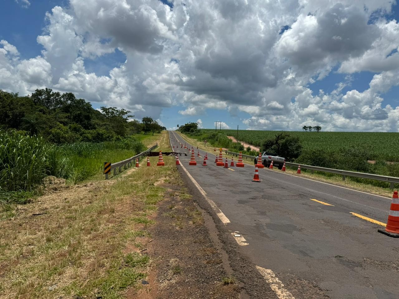 DER interdita trecho da Rodovia Mário Perosa no interior de SP devido à cratera na pista