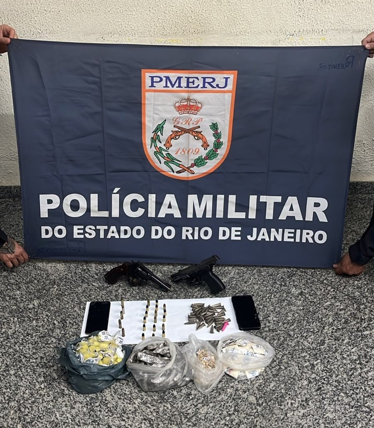 Homem é preso e três adolescentes são apreendidos com armas e drogas em Três Rios