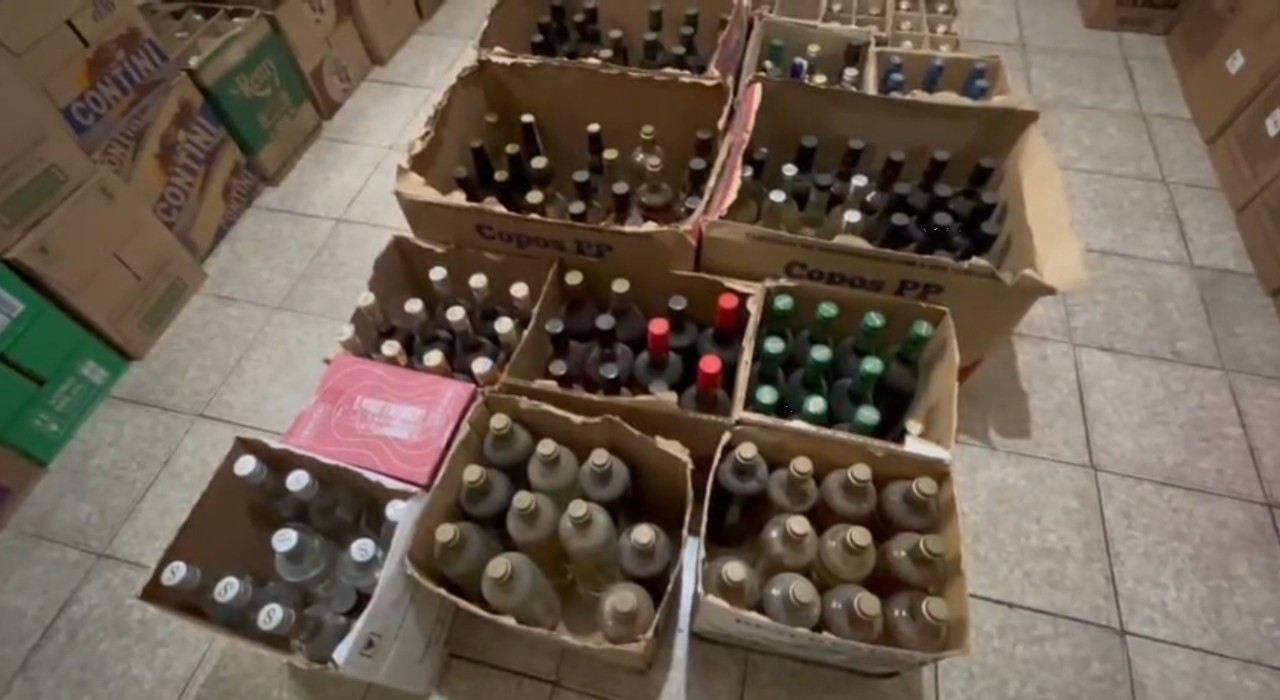 Polícia Civil apreende 100 garrafas de bebidas com indícios de falsificação durante operação em Itu