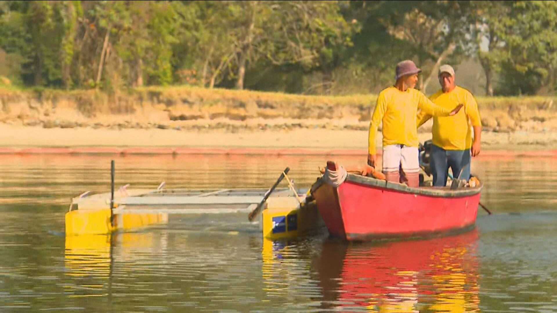 Coletor flutuante criado pela UFRJ ajuda pescadores a retirar lixo da Baía de Guanabara
