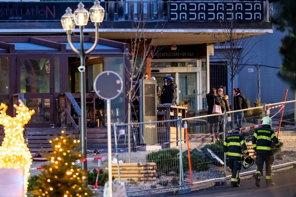 Local da explosão que atingiu bar em Crans-Montana, Suíça — Foto: AFP