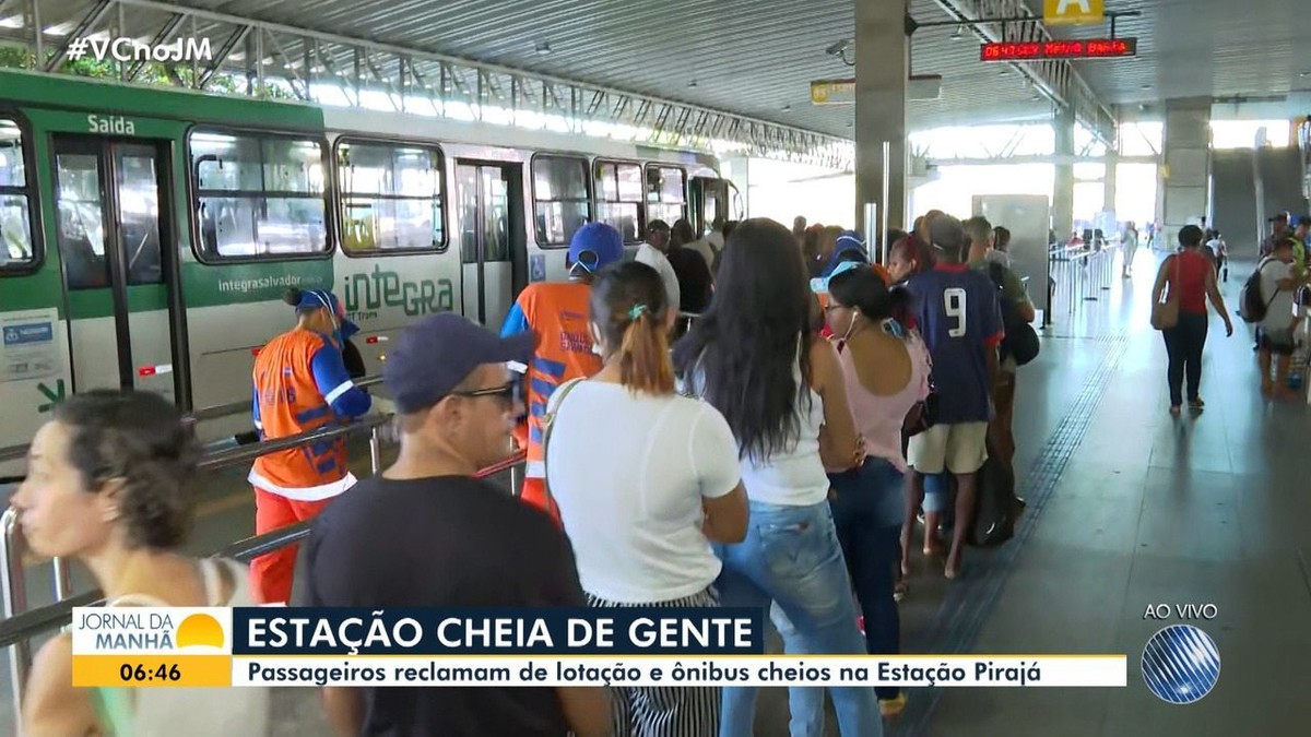 Passageiros ignoram recomendação de especialistas e se aglomeram na estação  Pirajá