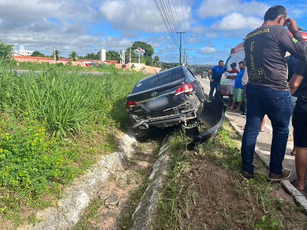 Carro cai em vala após ser atingido na BR-406, na Grande Natal — Foto: Vinícius Marinho/Inter TV Cabugi