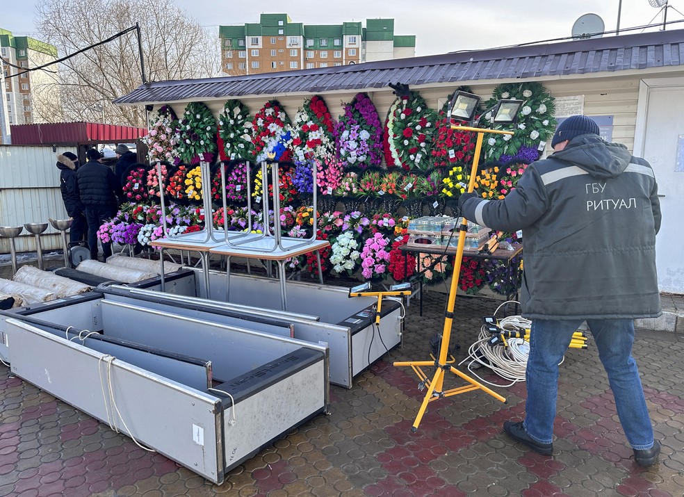 Homem prepara verificadores de metal em local de funeral do opositor russo Alexei Navanly, em uma igreja em Moscou, em 29 de feveireiro de 2024. — Foto: Reuters