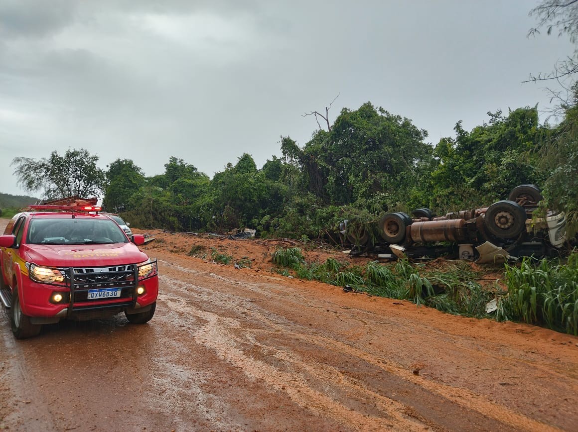 Carreta capota, fica com as rodas para cima e motorista morre na zona rural de cidade de MG