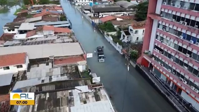 Rua Miguel Palmeira vira 'rio' mais uma vez após chuva em Maceió; veja IMAGENS de drone