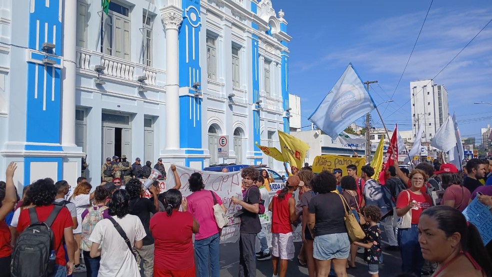 Protesto aconteceu na tarde desta terça-feira (21) em frente ao Palácio Felipe Camarão — Foto: Brunno Rocha/Inter TV Cabugi
