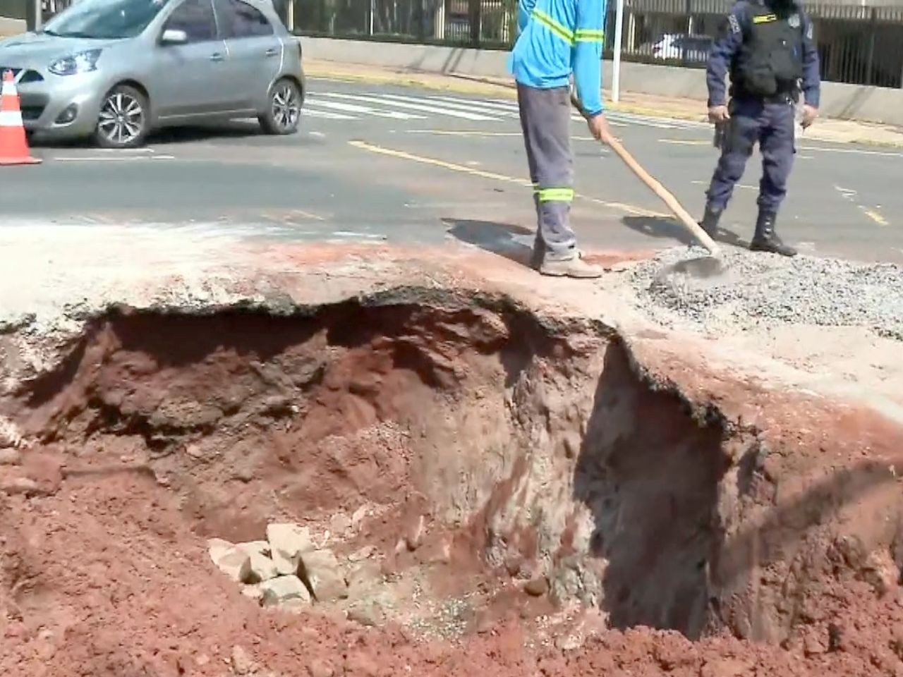 Buraco ‘engole’ asfalto um dia após reparo e gera caos em cruzamento de Campo Grande