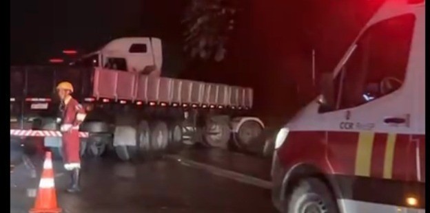 Carreta dá 'L' e causa congestionamento na Via Dutra, em Barra Mansa