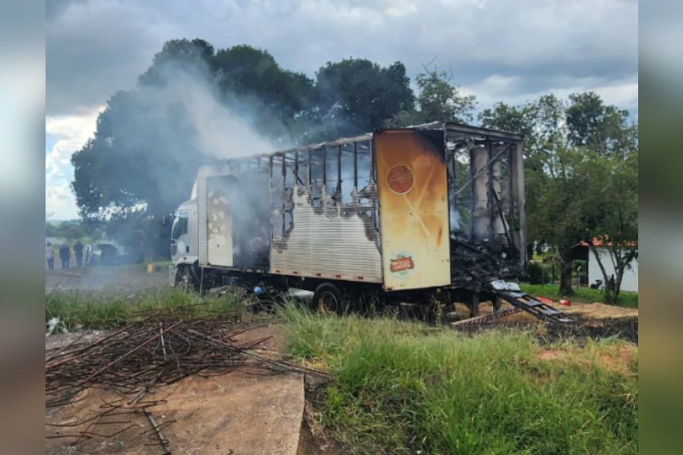 Fagulhas geradas por serra elétrica provocaram incêndio em caminhão — Foto: Reprodução/Defesa Civil de Regente Feijó