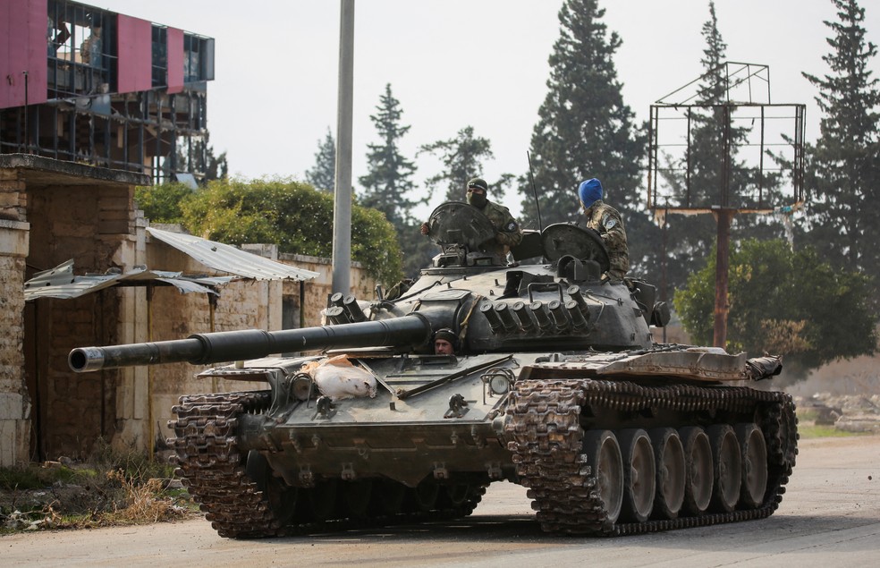 Rebeldes dirigem tanque na província de Aleppo, na Síria, em 29 de novembro de 2024 — Foto: REUTERS/Mahmoud Hasano