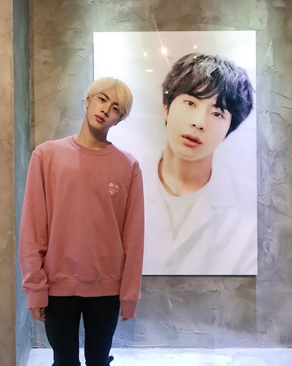 Mulher japonesa é investigada por beijar astro do K-pop, Jin, do