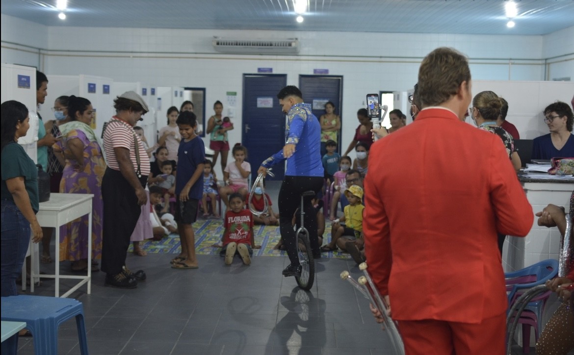 Artistas de circo levam alegria a pacientes, acompanhantes e funcionários na clínica pediátrica do HMS em Santarém