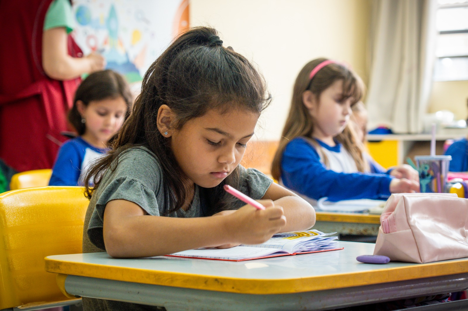 Rotina de estudos em casa ajuda no aprendizado das crianças, dizem especialistas