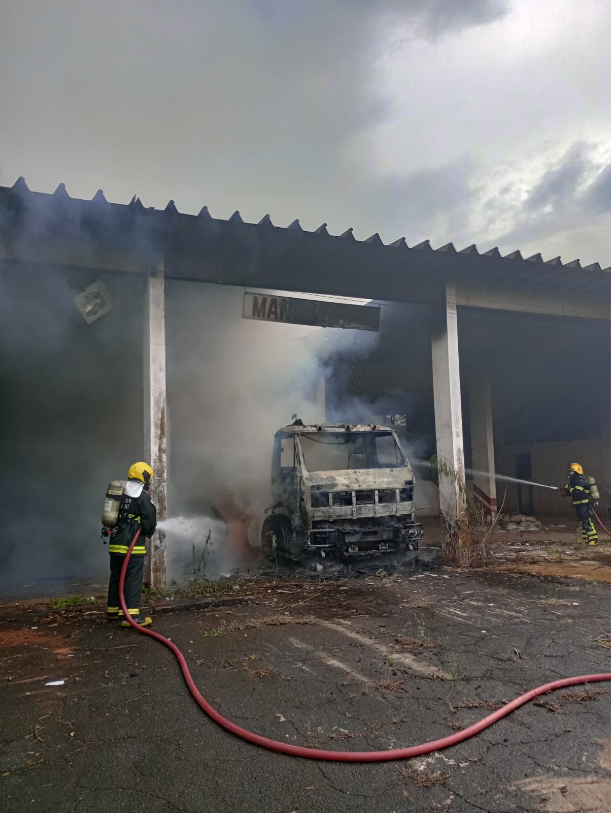 VÍDEO: Carro e caminhão são destruídos por chamas dentro de estacionamento