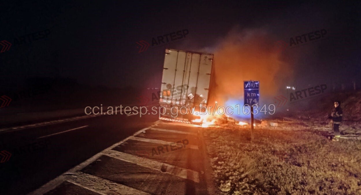 Carreta com carga de agrotóxicos pega fogo na Rodovia Anhanguera em Araras