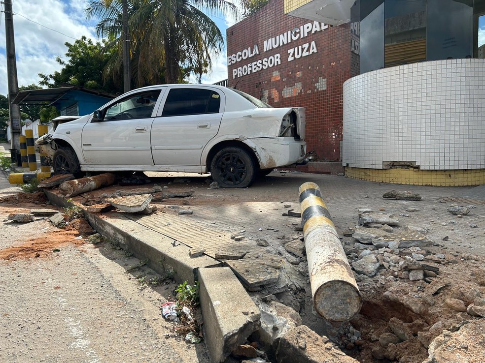Carro derrubou proteções e invadiu calçada de escola em Natal — Foto: Lucas Cortez/Inter TV Cabugi
