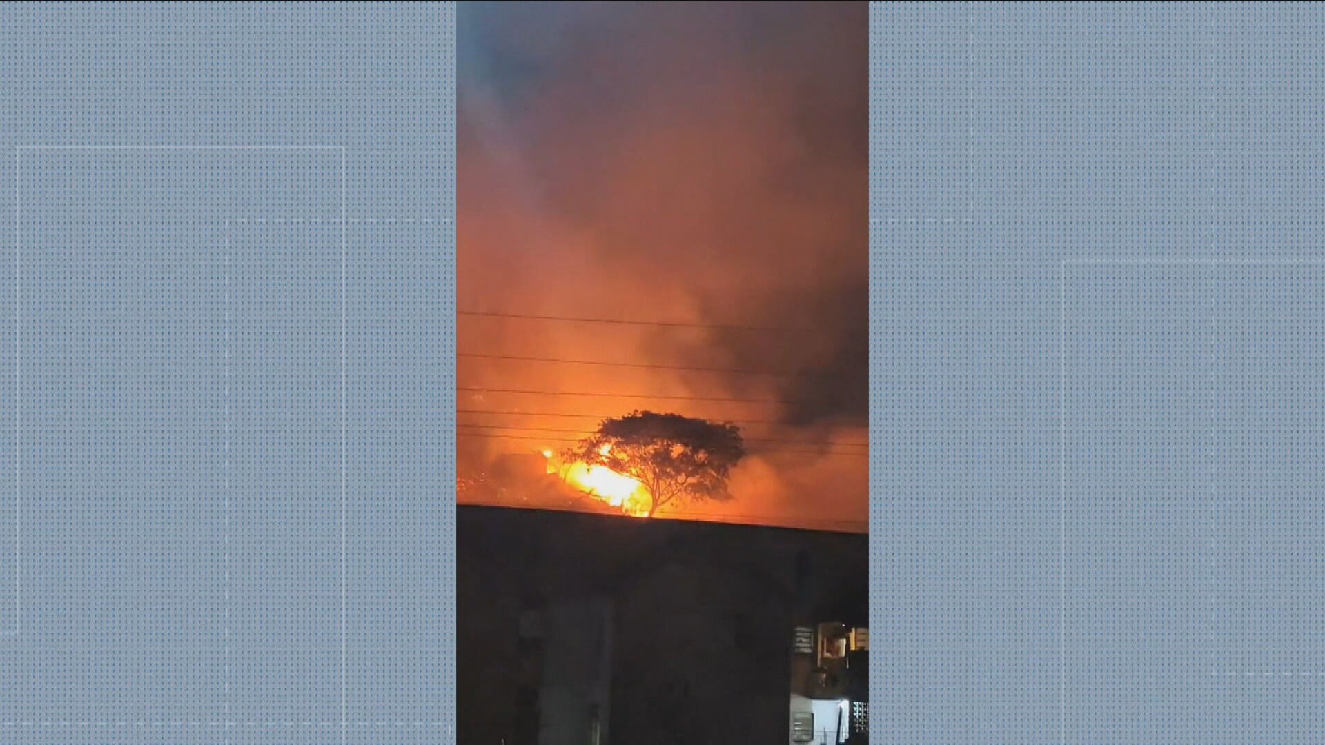 Incêndio atinge área de mata em Vila Isabel