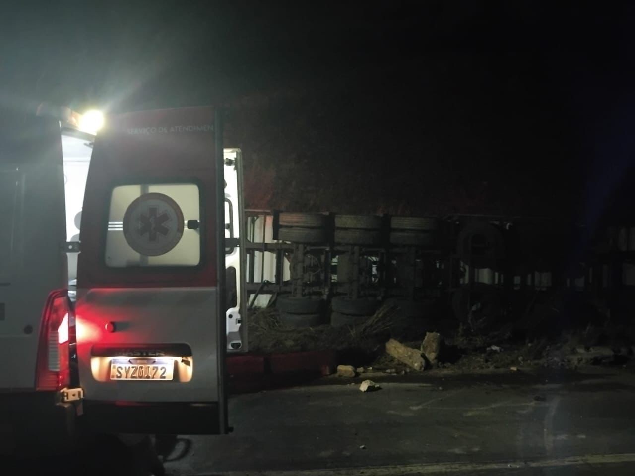 Carreta que transportava carne em contêiner refrigerado tomba na Serra de Francisco Sá