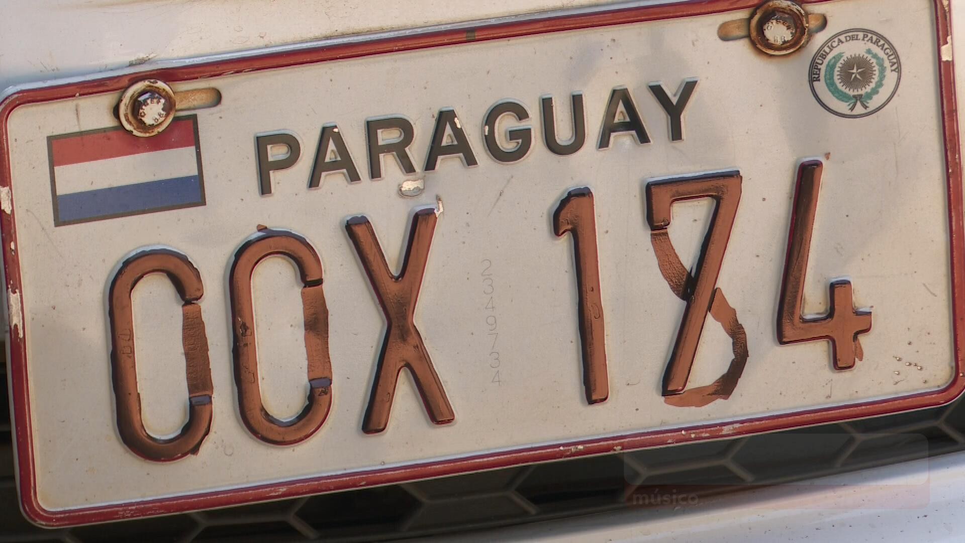 snapshot-2426 Criminosos se passam por policiais durante assalto e adulteram placa de carro com tinta para tentar fugir, em Foz do Iguaçu