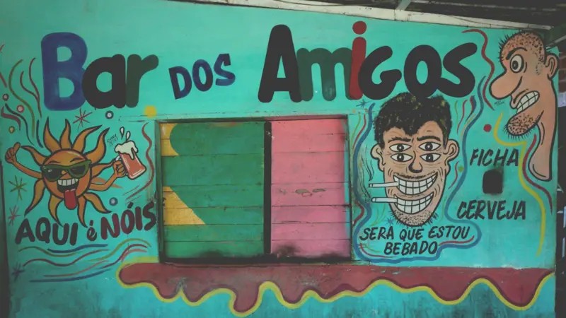 A incrível coleção de pinturas feitas à mão nas paredes do Brasil afora