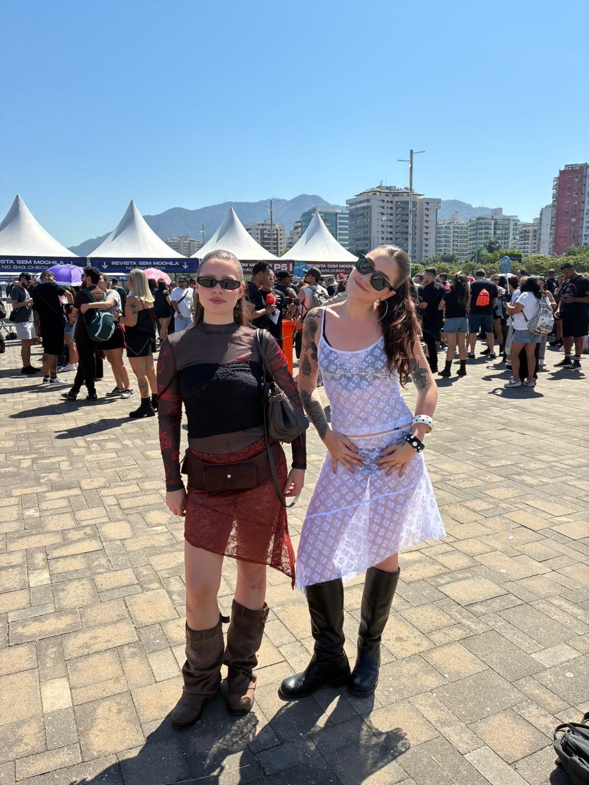 Saias, renda e transparência: calor influencia looks dos fãs no 1º dia de Rock in Rio