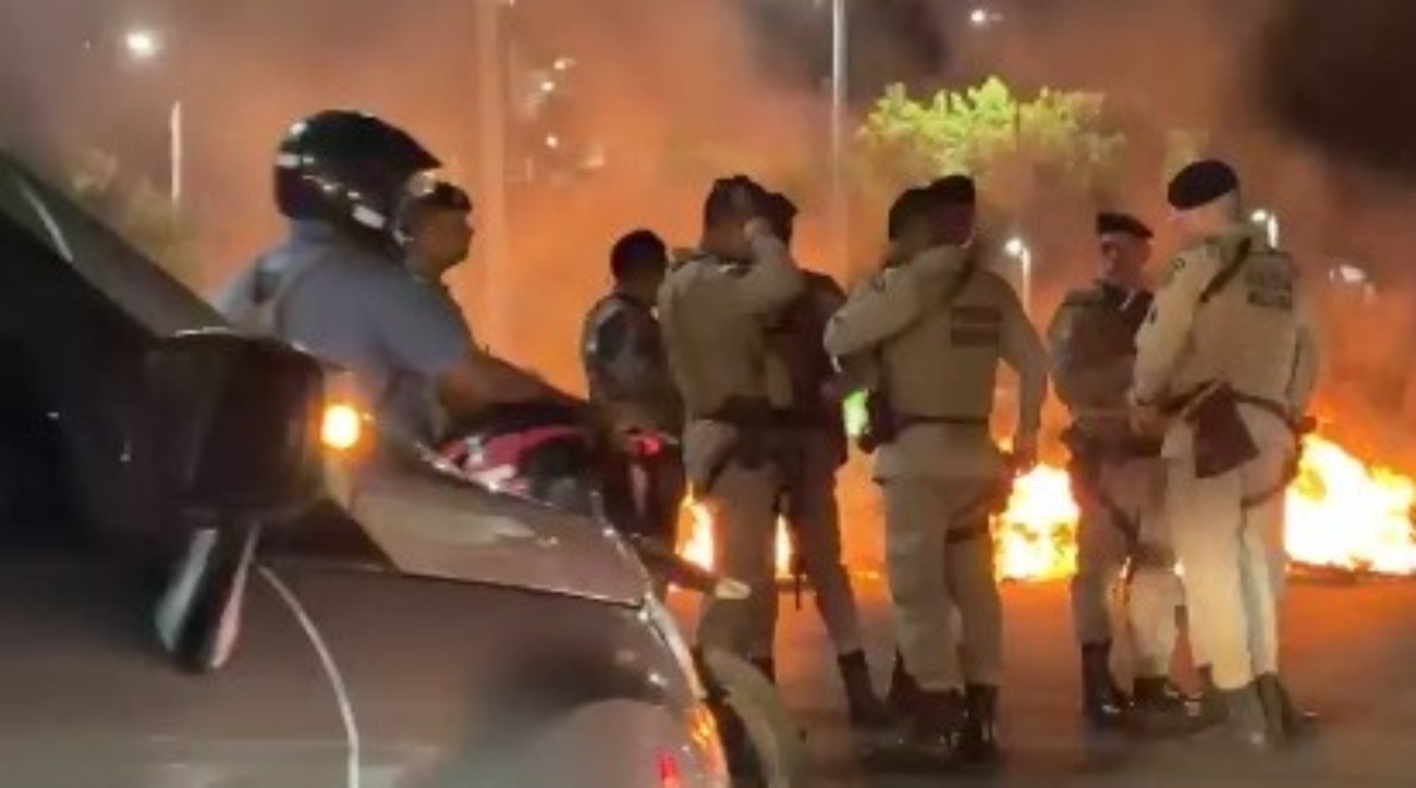 Manifestantes fazem protesto entre avenidas de Salvador após ação policial