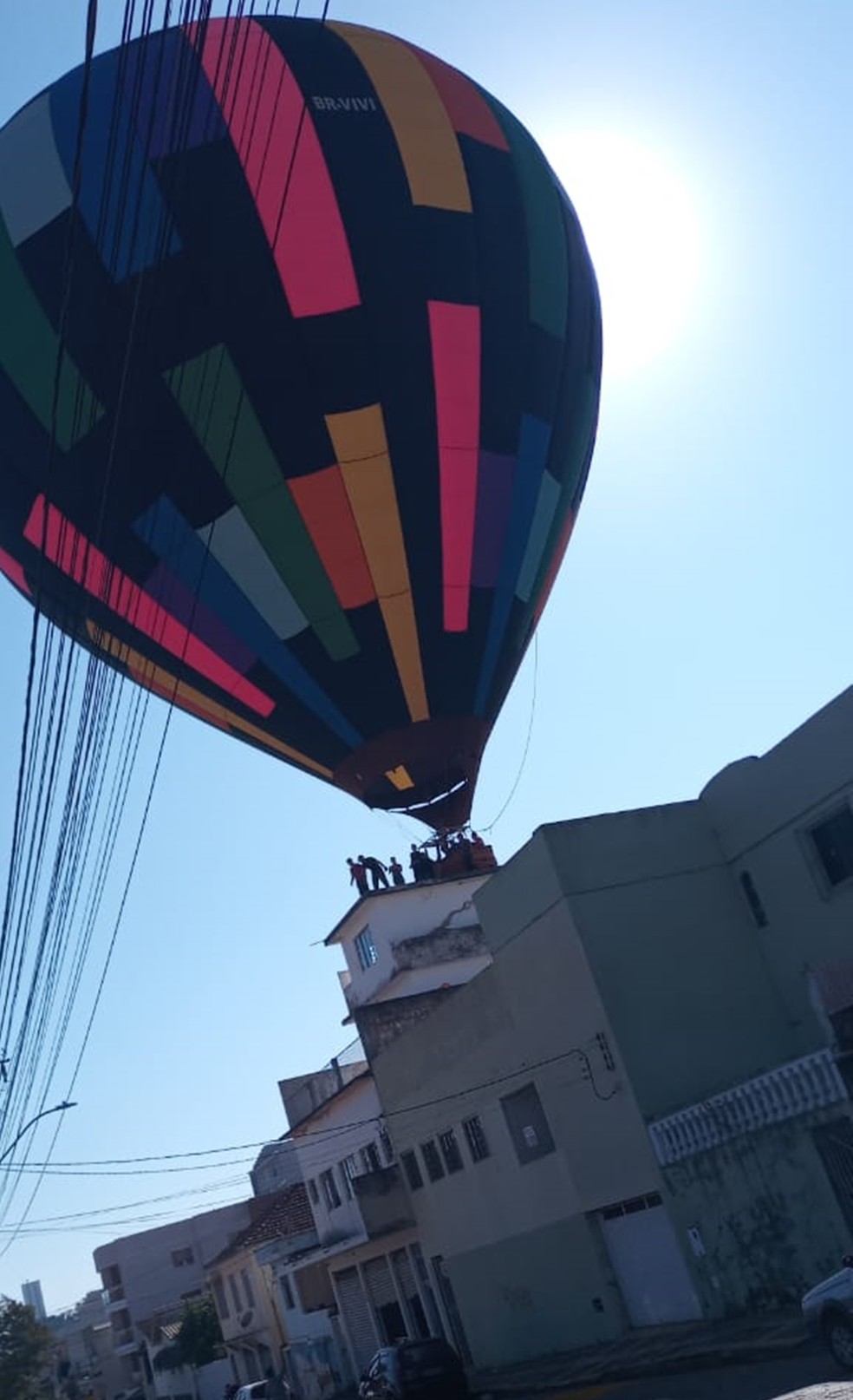 Balão faz pouso em cima de prédio em São Lourenço — Foto: Márcio Rezende