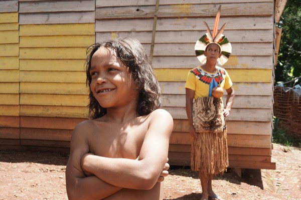 Tapurumã e o pai, cacique Sucupira, na aldeia Naô Xohã Paraopeba — Foto: Leonardo Milagres/ g1