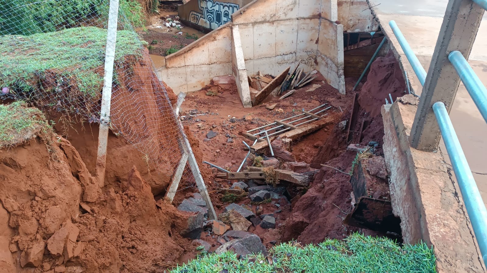 Homem desaparecido após ser arrastado em desmoronamento causado por chuva é encontrado em MS