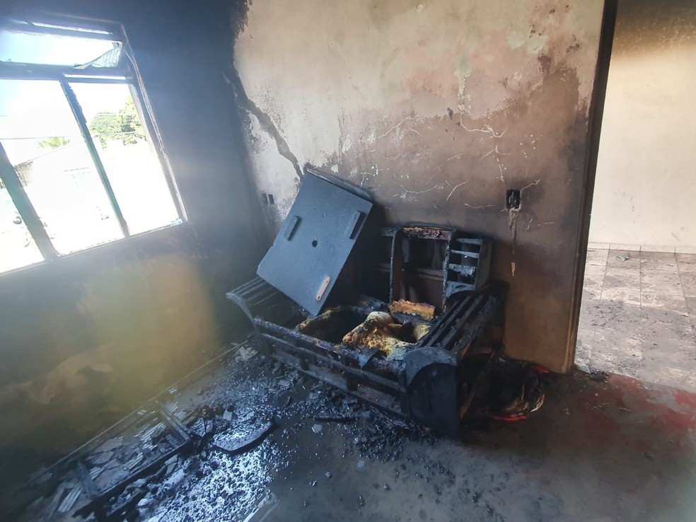 Fogo destruiu móveis, maquinários e danificou estrutura do imóvel — Foto: Corpo de Bombeiros/Divulgação