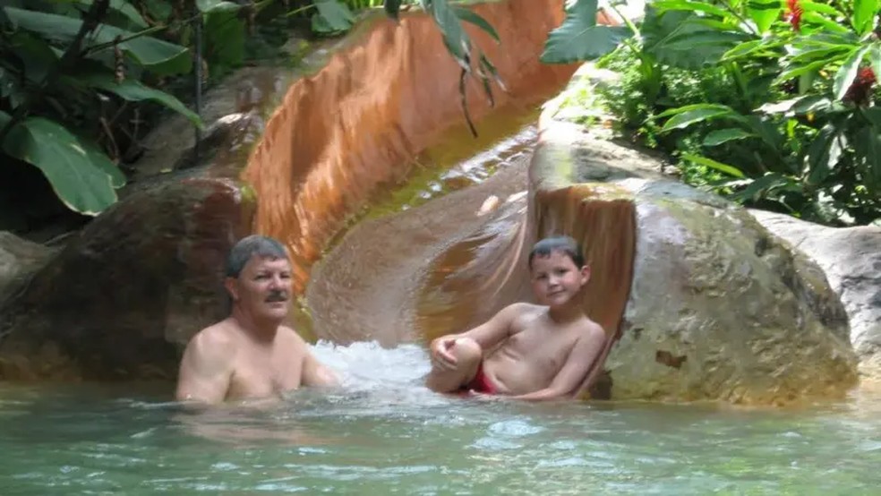 Uma das últimas fotos de Steve Smelski com seu filho Jordan, no tobogã onde o menino contraiu a infecção mortal, na Costa Rica — Foto: Steve Smelski via BBC