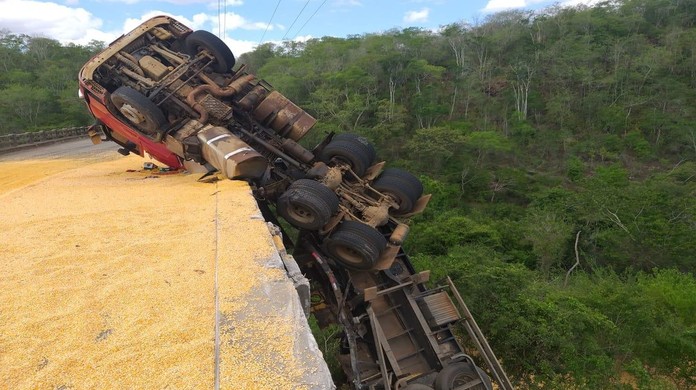 Carreta fica emperrada na ladeira da ponte grande em Mutuípe; veja