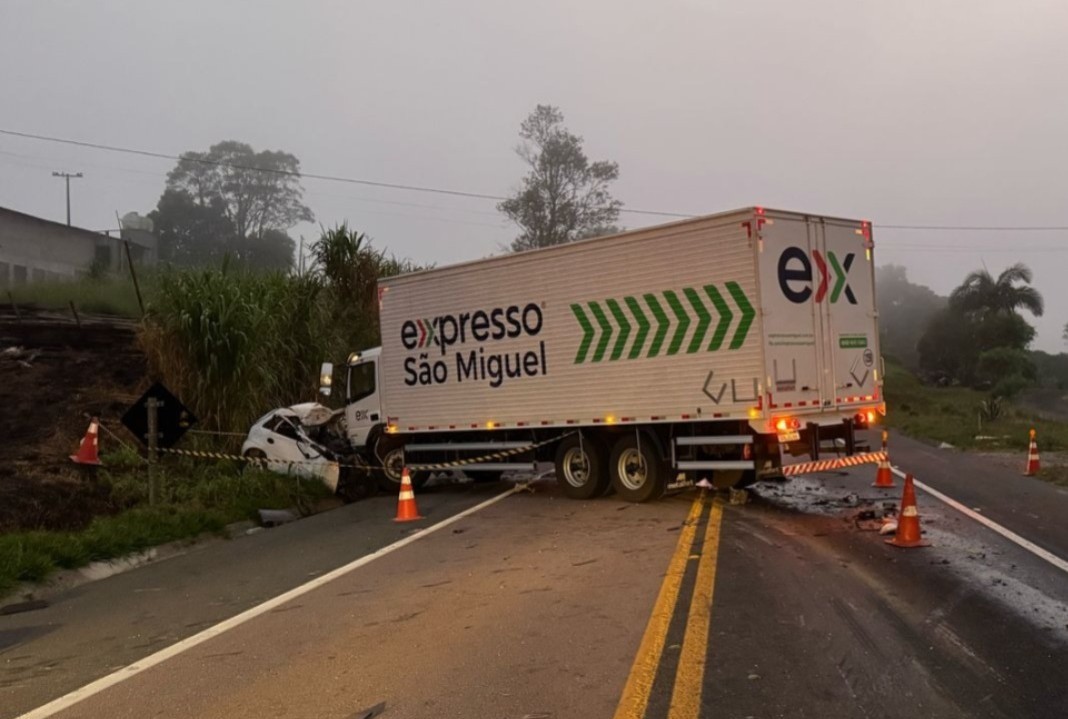 Duas pessoas morrem em acidente entre carro e caminhão na BR-476, no Paraná