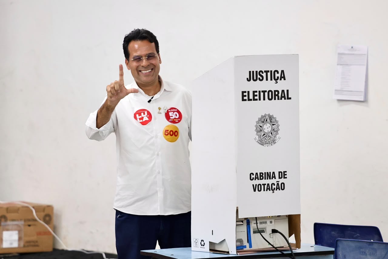 Candidato ao governo de Sergipe Dr. Helton do PSOL vota em Aracaju  