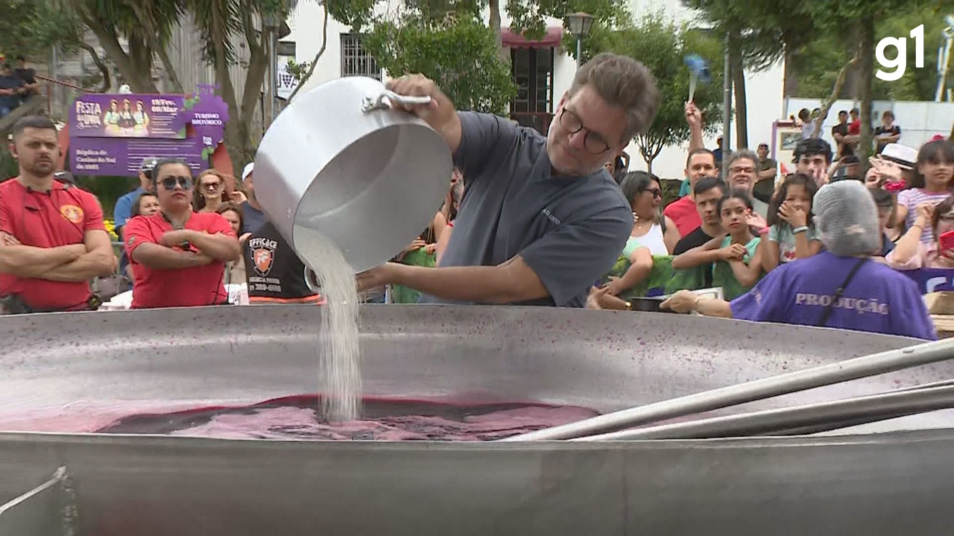 'Saguzaço' é preparado com 300 litros de vinho durante a Festa da Uva, em Caxias do Sul