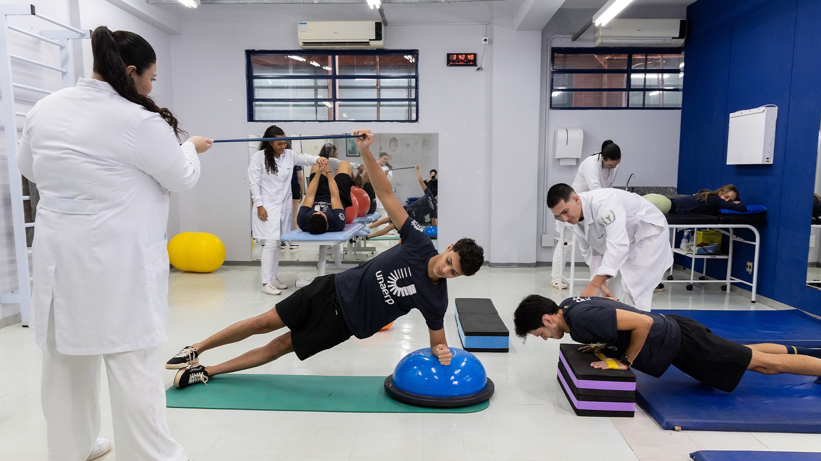 Má postura nos estudos pode causar dores e lesões, alerta fisioterapeuta