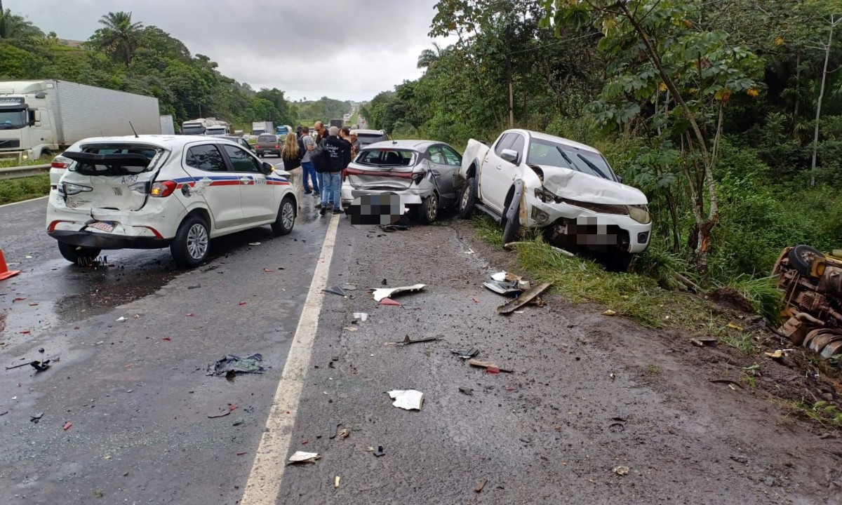 Engavetamento com oito veículos deixa motorista ferido na BR-324; faixa da pista foi interditada